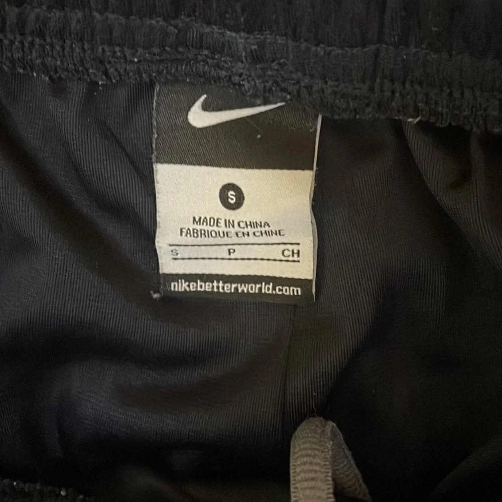 Nike Men’s Small Black and Gray Running Shorts. - Picture 3 of 3